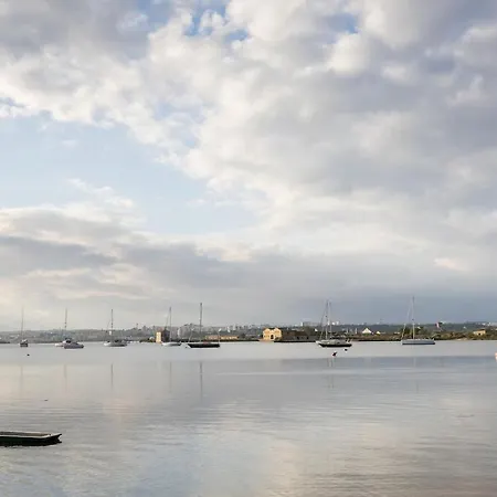 Casa Da Baia Townhouse With Private Patio Seixal (Setubal)