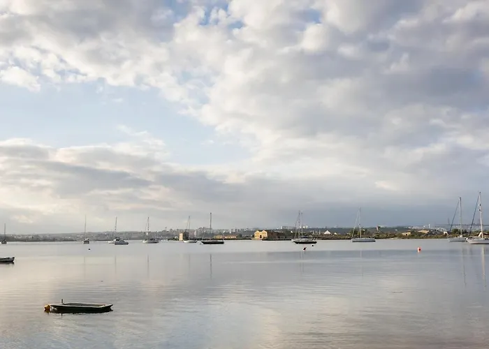 Casa Da Baia Townhouse With Private Patio Seixal (Setubal)